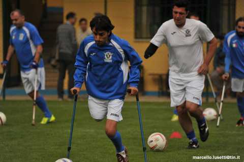 La storia di Roberto: gioca a calcio su una gamba sola e si allena con i normodotati
